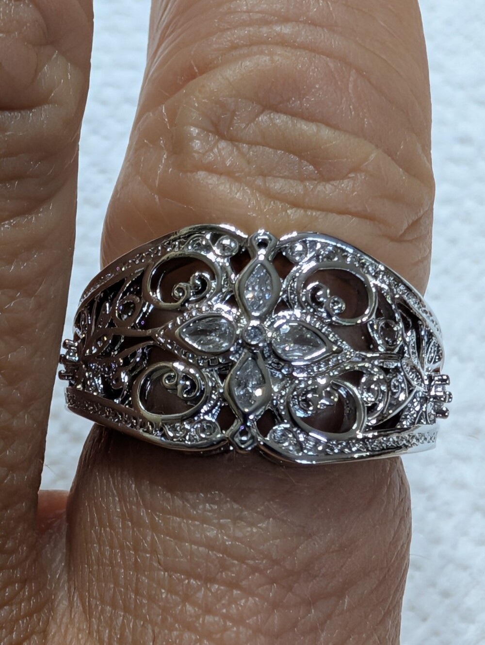 Size 8 Intricate Silver Dinner Ring Like New